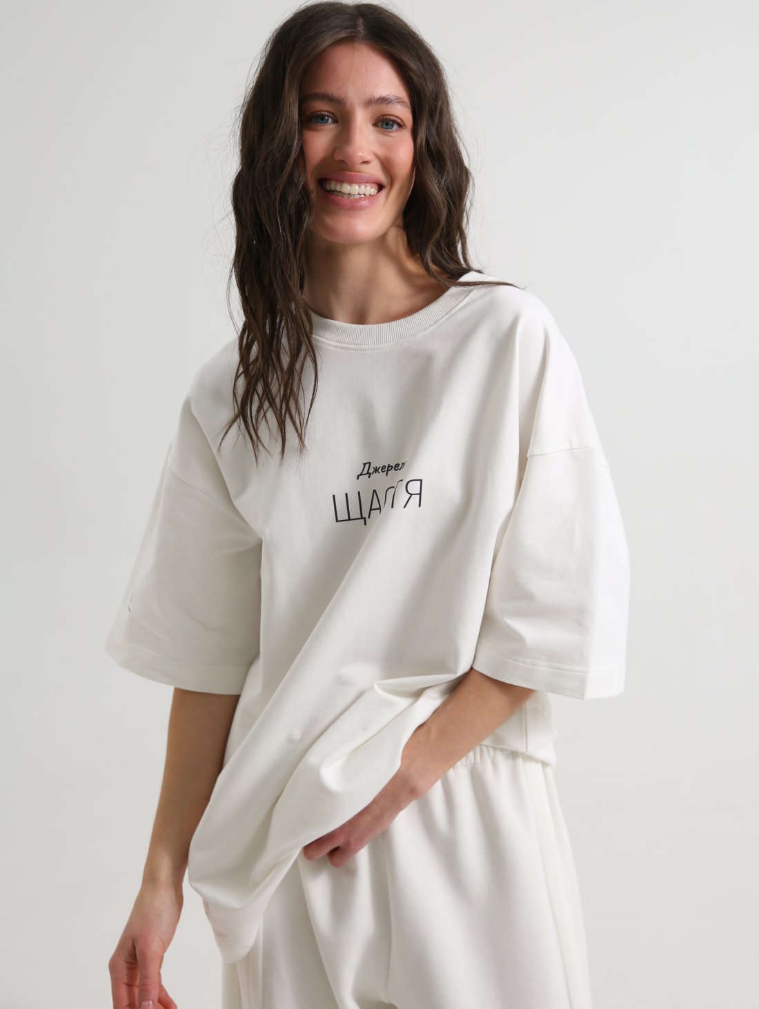 Футболка стану Щастя з принтом "Джерело Щастя" білого кольору