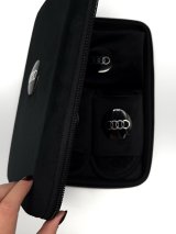 Подарунковий бокс з відкритими капчиками та мішечком з оригінальним авто-значком Audi - Купити