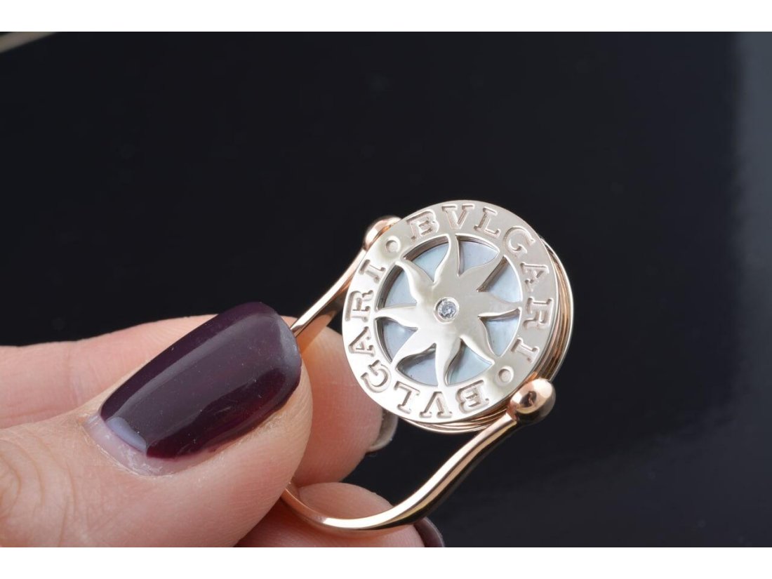 Каблучка у стилі Bvlgari з оніксом та перламутром - Фото3 Каблучка у стилі Bvlgari з оніксом та перламутром - Купити