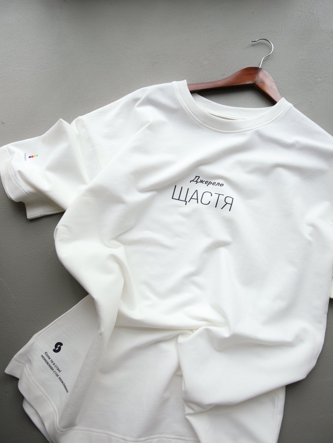 Футболка стану Щастя з принтом "Джерело Щастя" білого кольору