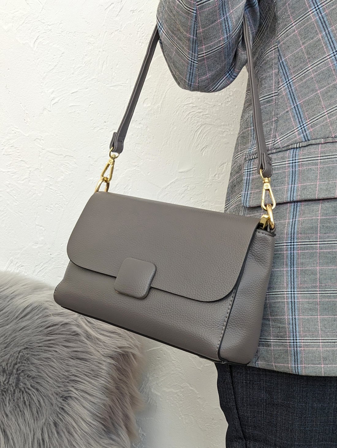 Стильна сумка Minimal Accent з декоративною кнопкою-пряжкою INNOE 350013-1 Тауп