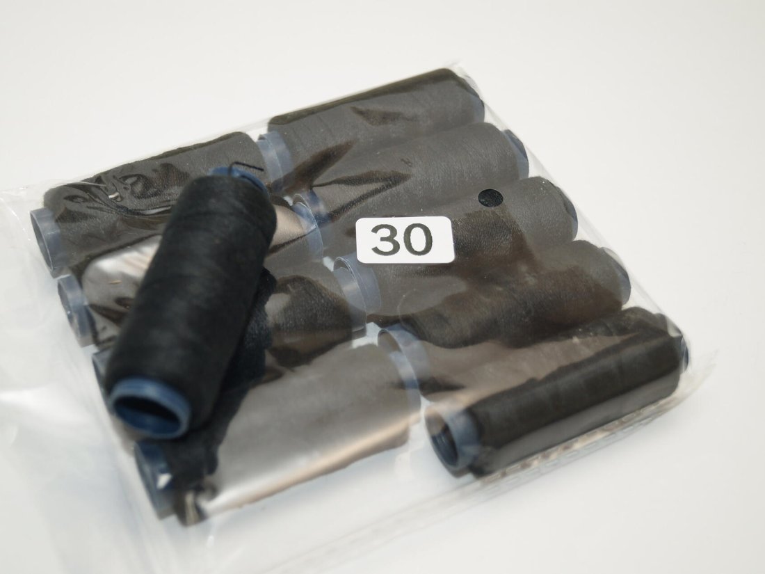 Швейні нитки № 30 чорні