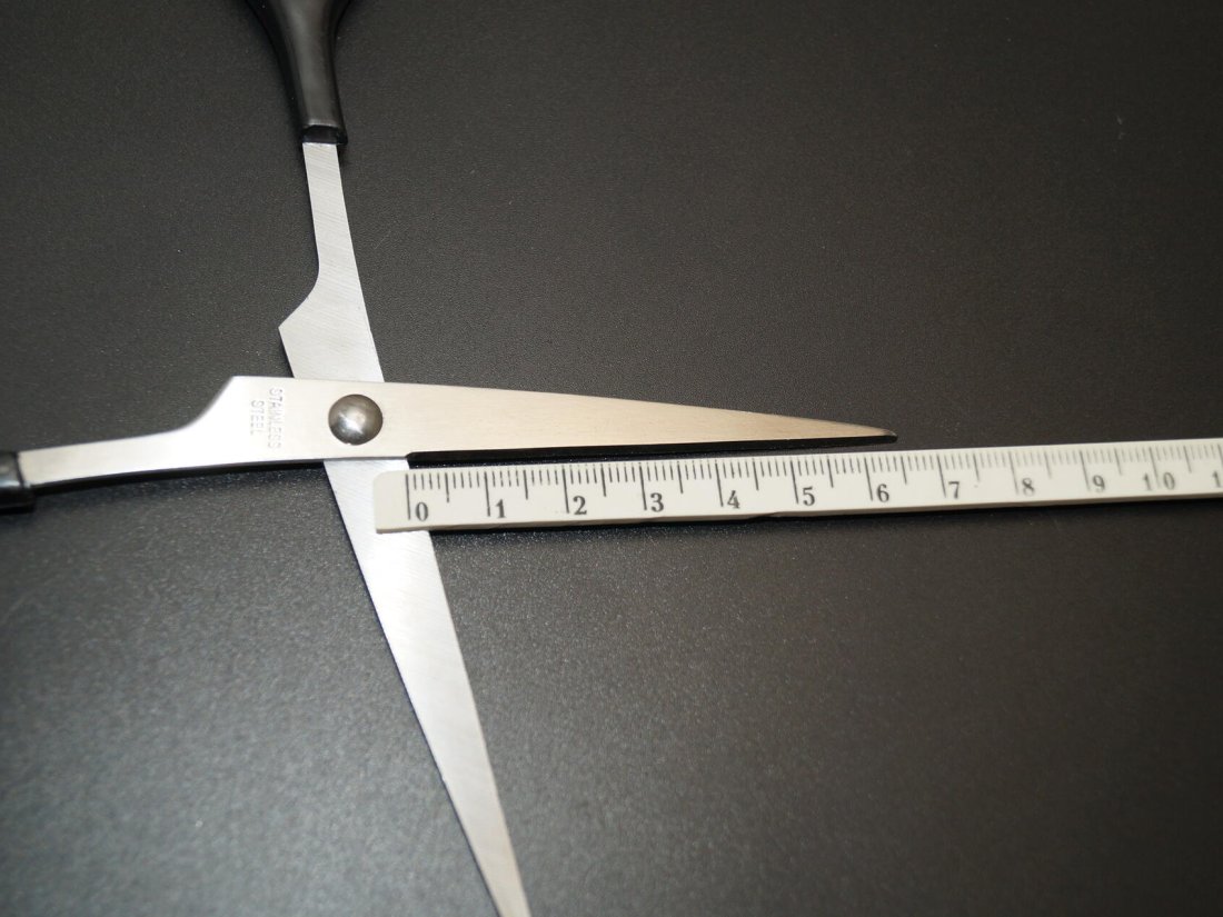 Ножиці чорна ручка. - Купити