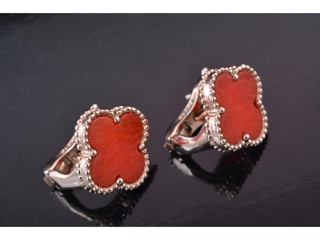 Сережки із коралом у стилі Van Cleef