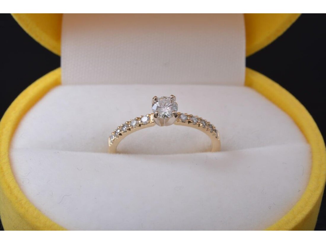 Каблучка із діамантами на заручини - Фото3 Каблучка із діамантами на заручини - Купити