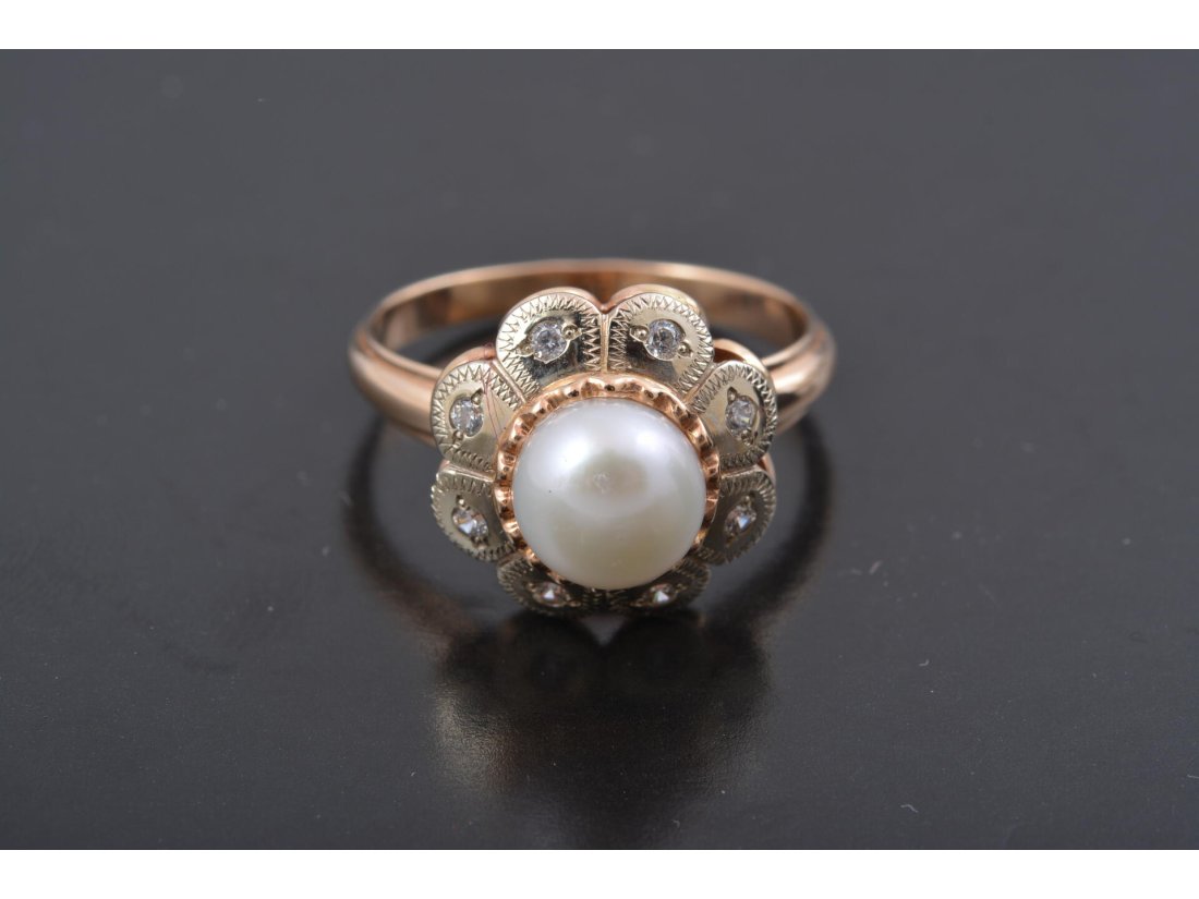 Жіноча каблучка із перлиною - Купити