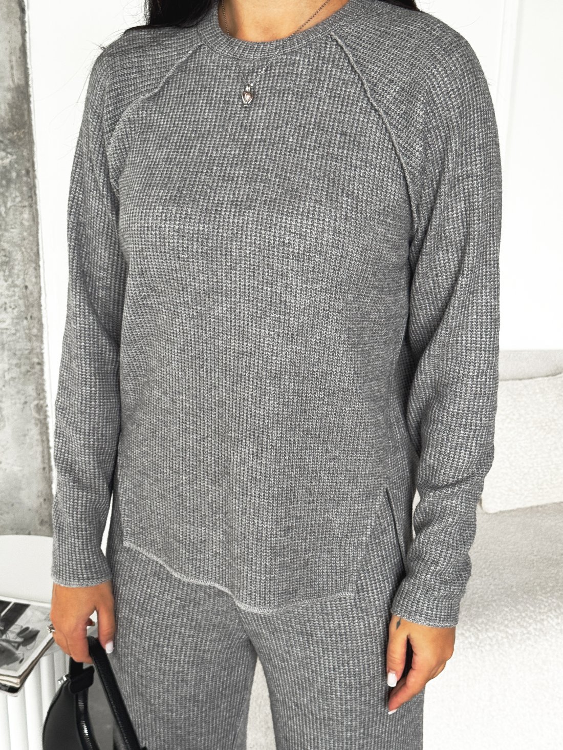 В’язаний костюм з дизайнерськими деталями INNOE 210370-1 Сірий